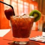 Caipirinha de saque com morangos