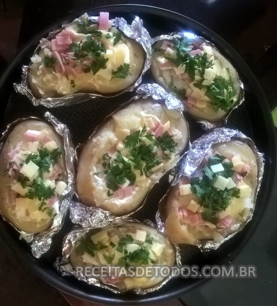Batata recheada com presunto e mussarela