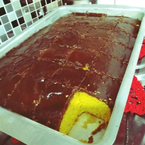 Bolo de cenoura com calda de chocolate