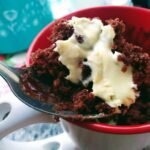 Bolo de chocolate de caneca recheado