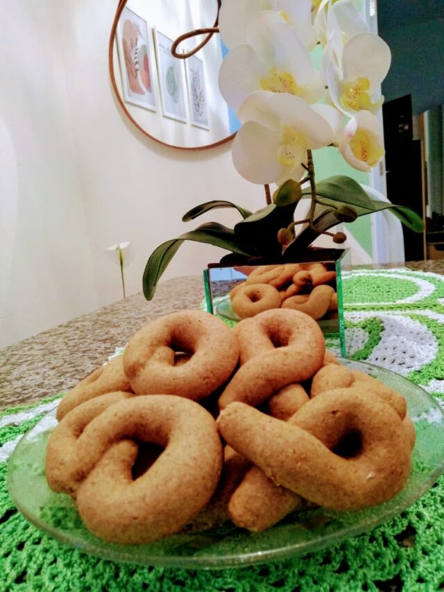 cropped Biscoito integral caseiro