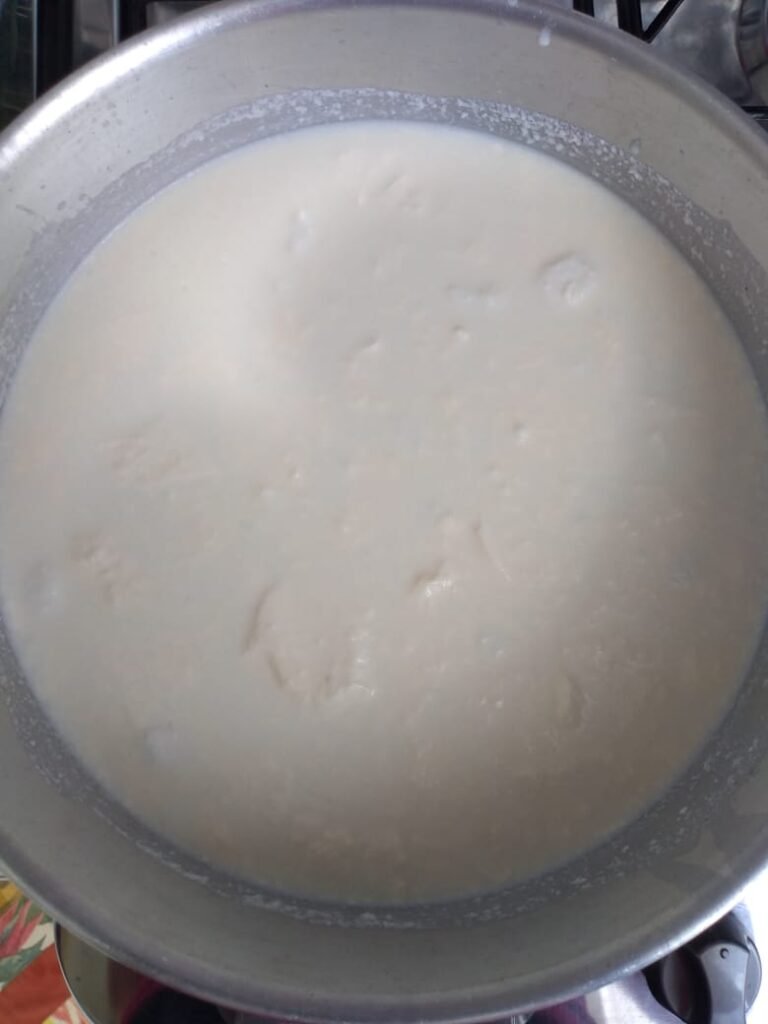 Manjar de Coco com Calda de Ameixa