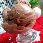 Sorvete de chocolate cremoso com apenas 3 ingredientes