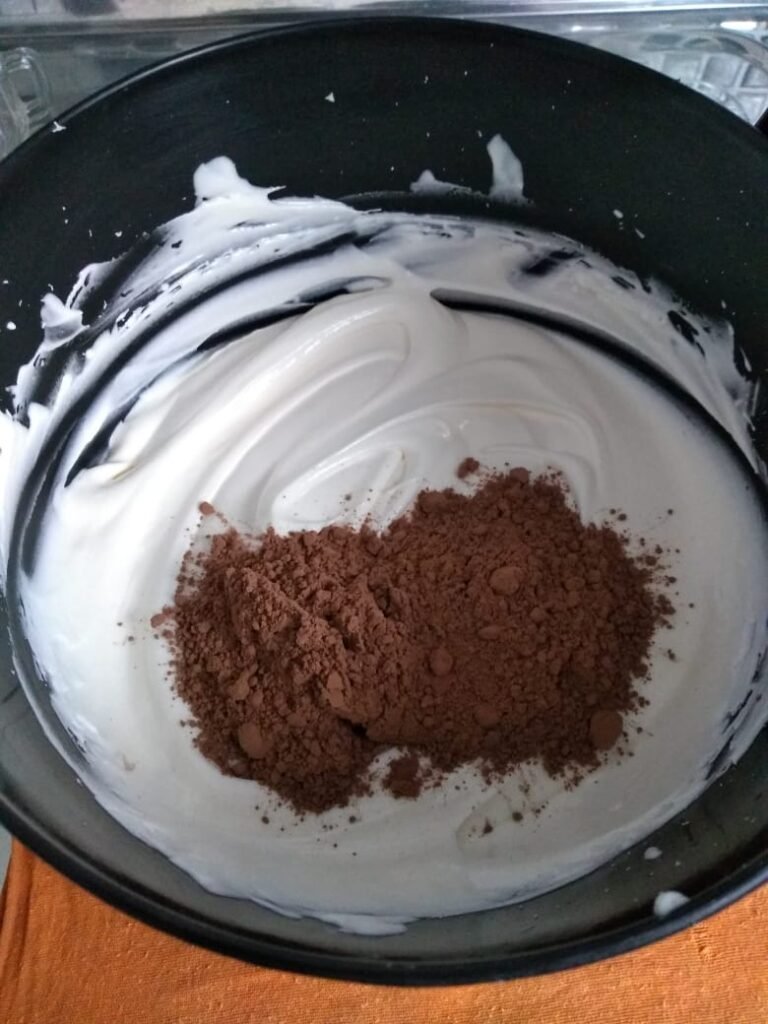 Sorvete de chocolate cremoso com apenas 3 ingredientes