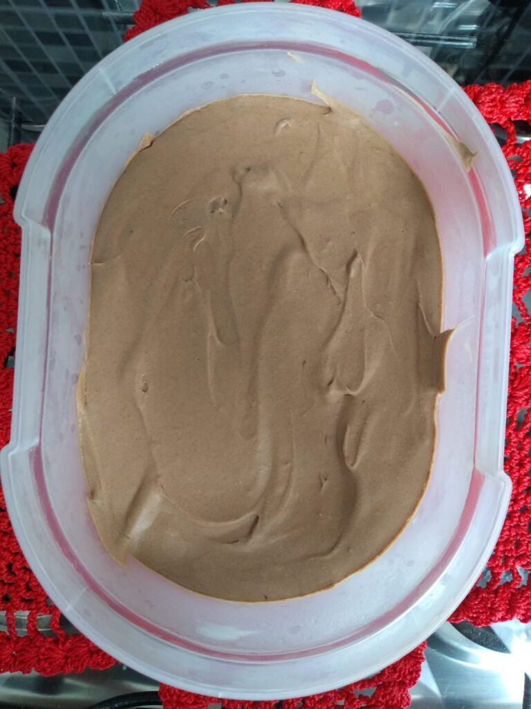 Sorvete de chocolate cremoso com apenas 3 ingredientes