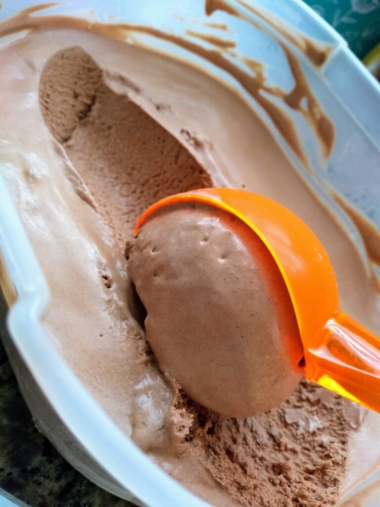 Sorvete de chocolate cremoso com apenas 3 ingredientes