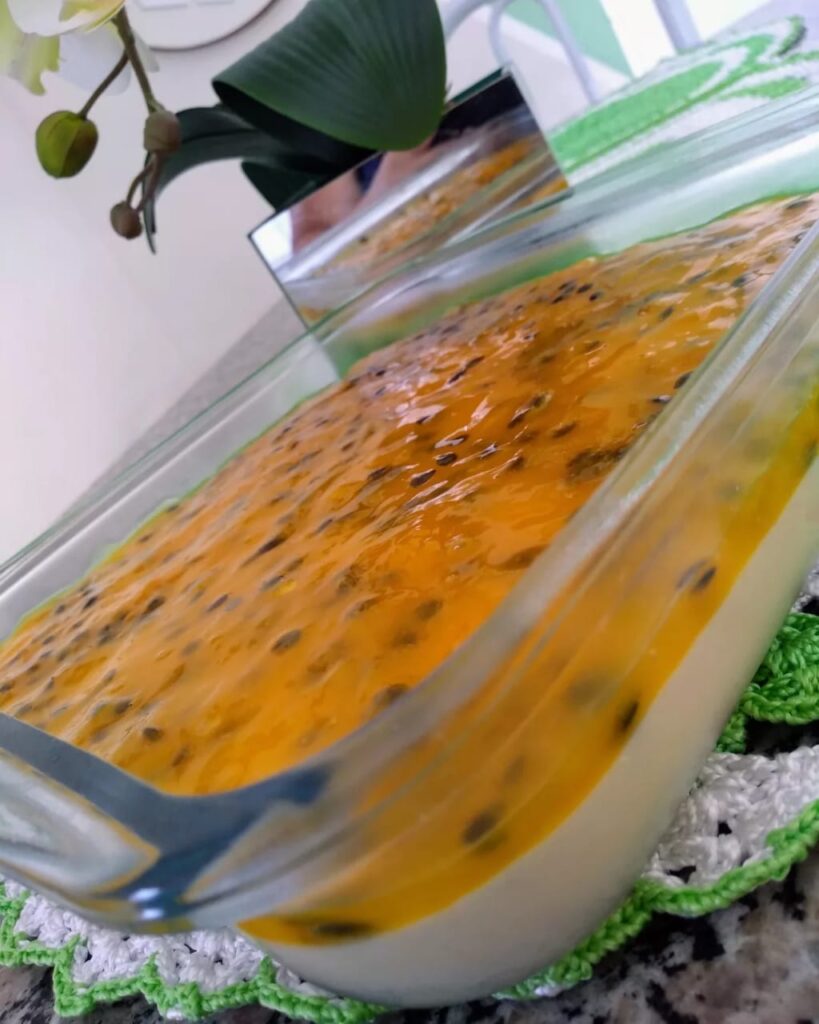 Mousse de maracuja com suco tang