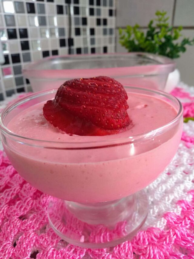 cropped Mousse de Morango com Iogurte