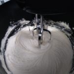 Bolo de banana que ja sai recheado do forno 1