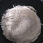 Bolo de banana que ja sai recheado do forno 2