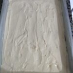 Bolo de banana que ja sai recheado do forno 4