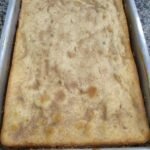 Bolo de banana que ja sai recheado do forno 5
