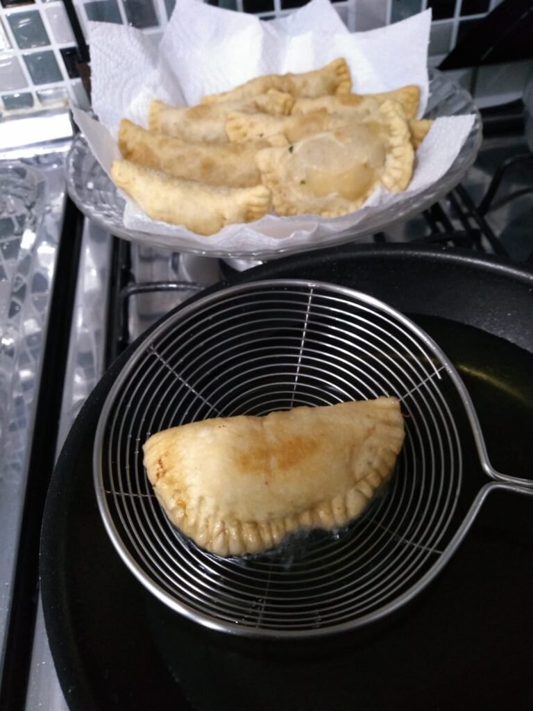 Massa de Pastel Caseira - só 2 ingredientes 7 Massa de Pastel Caseira – só 2 ingredientes