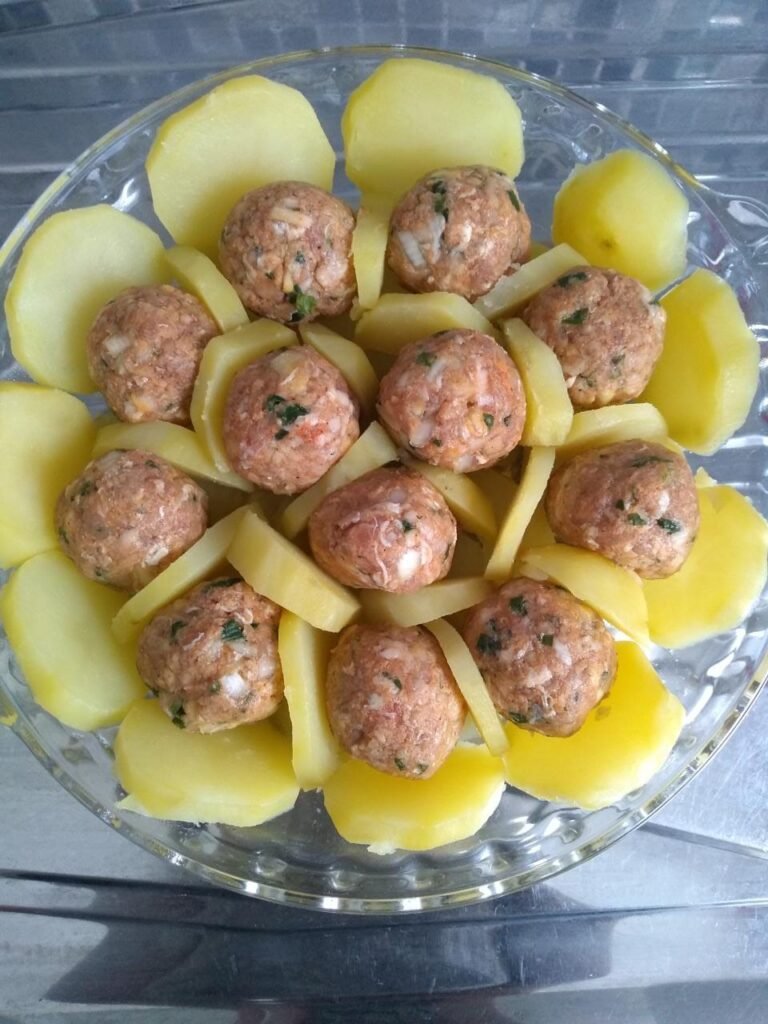 Almôndegas com batatas no forno