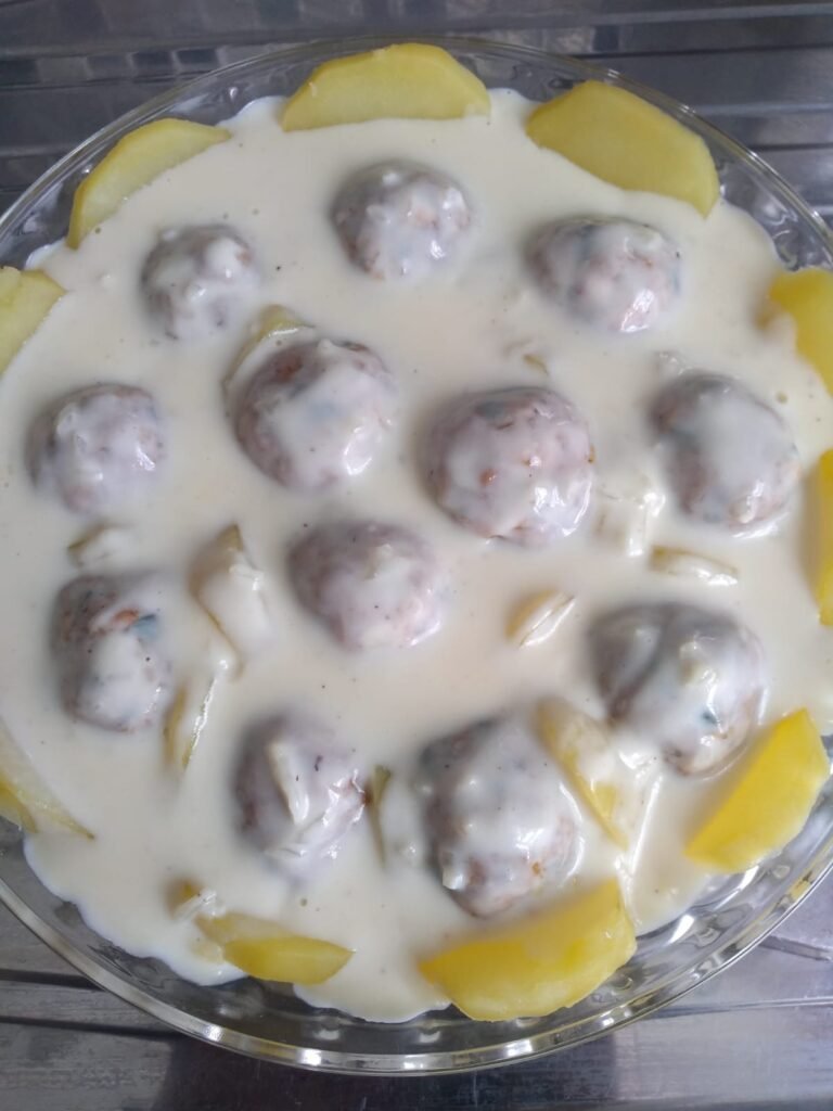 Almôndegas com batatas no forno