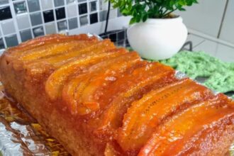 Bolo Caseirinho de Banana Caramelizado