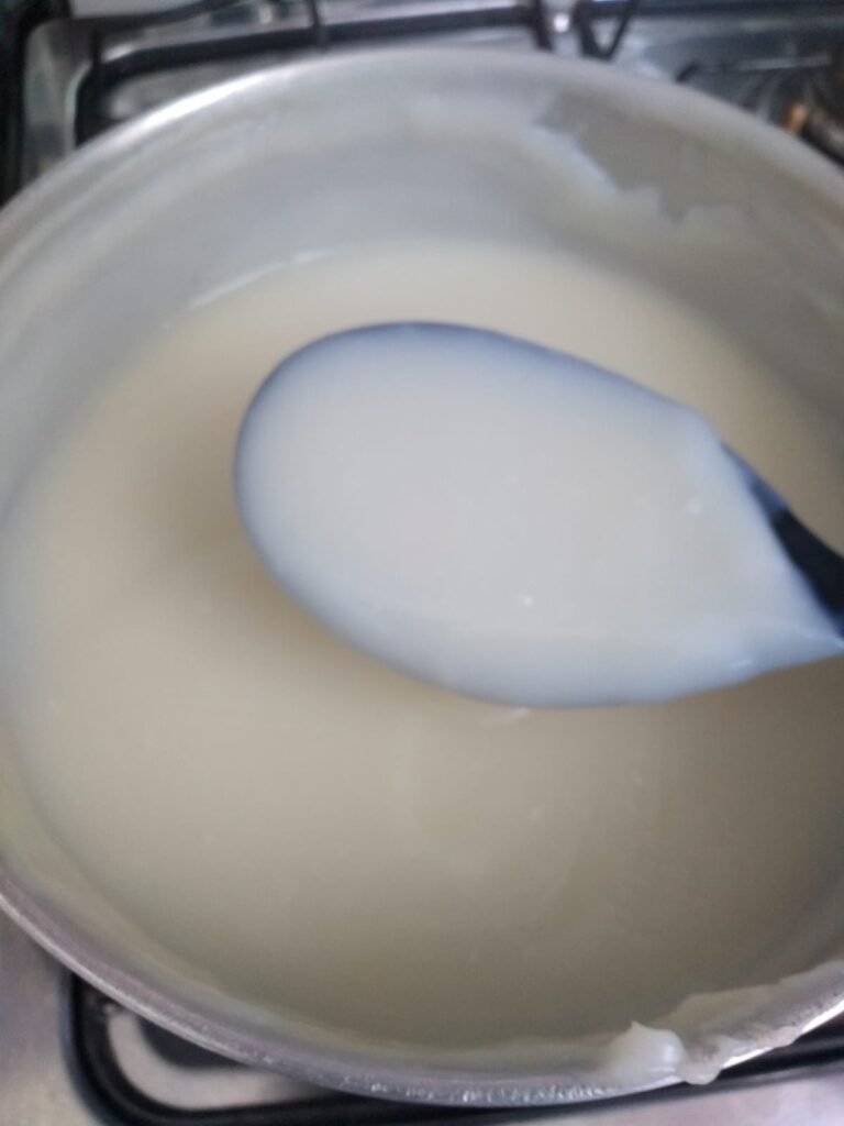 Manjar de Coco de Travessa: Cremoso, Sem Desenformar, com Calda de Ameixa 4 Manjar de Coco de Travessa